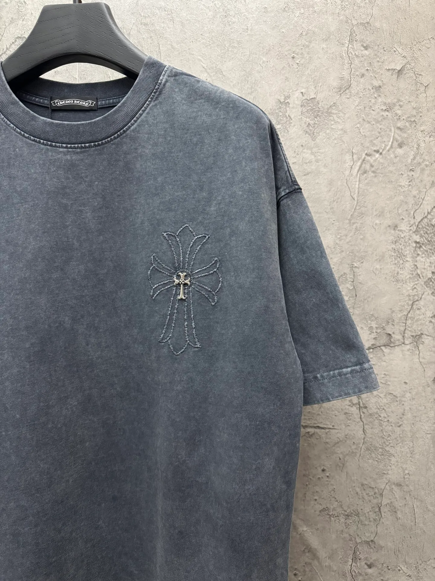 P220 top version, real shot without P, ​​different from market currency) 𝗖𝗵𝗿𝗼𝗺𝗲 𝗛𝗲𝗮𝗿𝘁𝘀/Croxin 2026 Spring New Original Single Counter American Washed 3D Three-dimensional Embroidered Couple Short Sleeves 👑The highest version! Customized fabric 320 grams, washed and fried. Best-selling model at the counter. Very comfortable to wear. Accessories: Original molded and authenticated collar label➕100% silk wash label. Genuine purchase-grade original hangtag➕matching hanging rope➕3D hanging beads➕original packaging bag. Craftsmanship: The original version has consistent wiring! The highest version of the armhole matching technique! Color: Gray Black Size: S M L XL Style No.: 6613